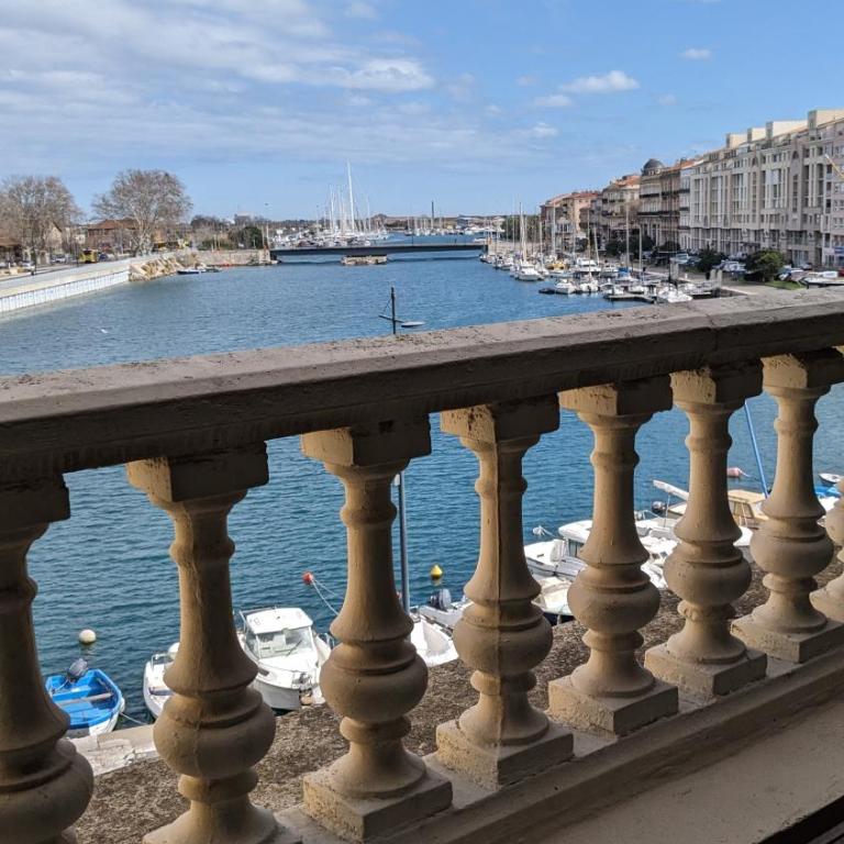 T3 avec TERRASSE avec VUE EXCEPTIONNELLE sur les QUAIS de SETE - Apartment - 2