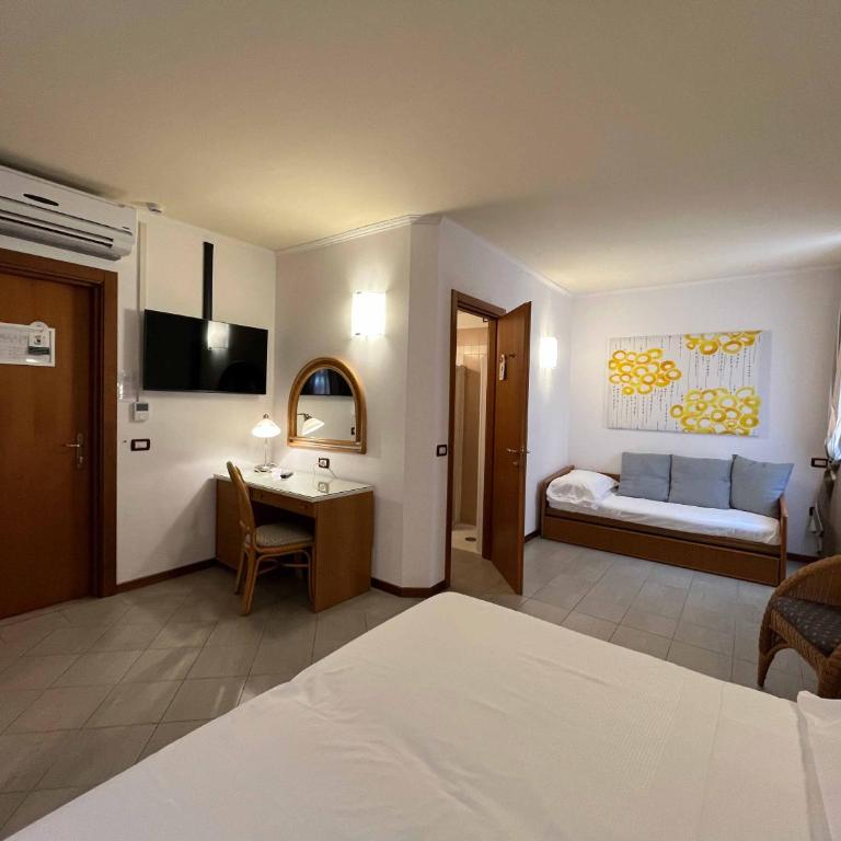 Hotel Regina - Camera Familiare Standard - 1