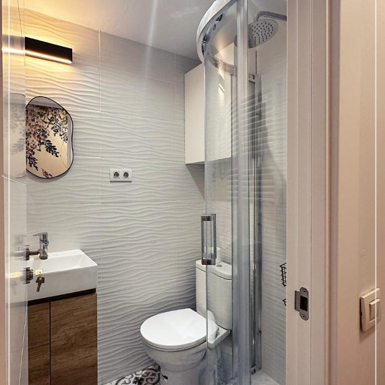 FIRA GRAN VIA II - Habitación Doble con baño privado externo - 2 camas - 5