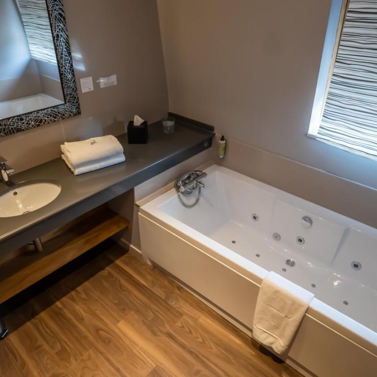 Hôtel d'Orléans - Chambre Prestige 1 à 4 Personnes - 11