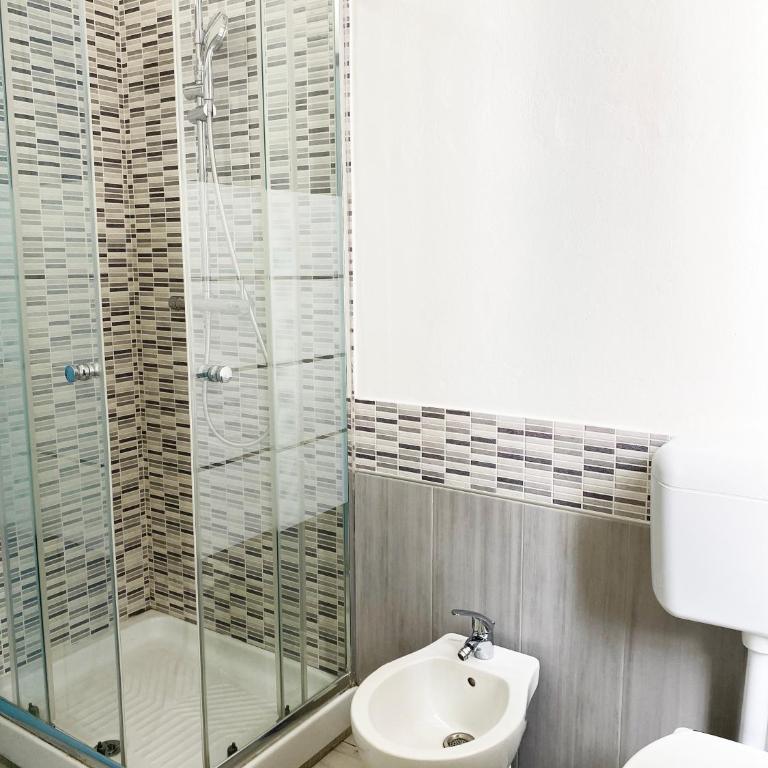 EASYROOMS ONE - Camera Matrimoniale con Bagno Privato Esterno - 5