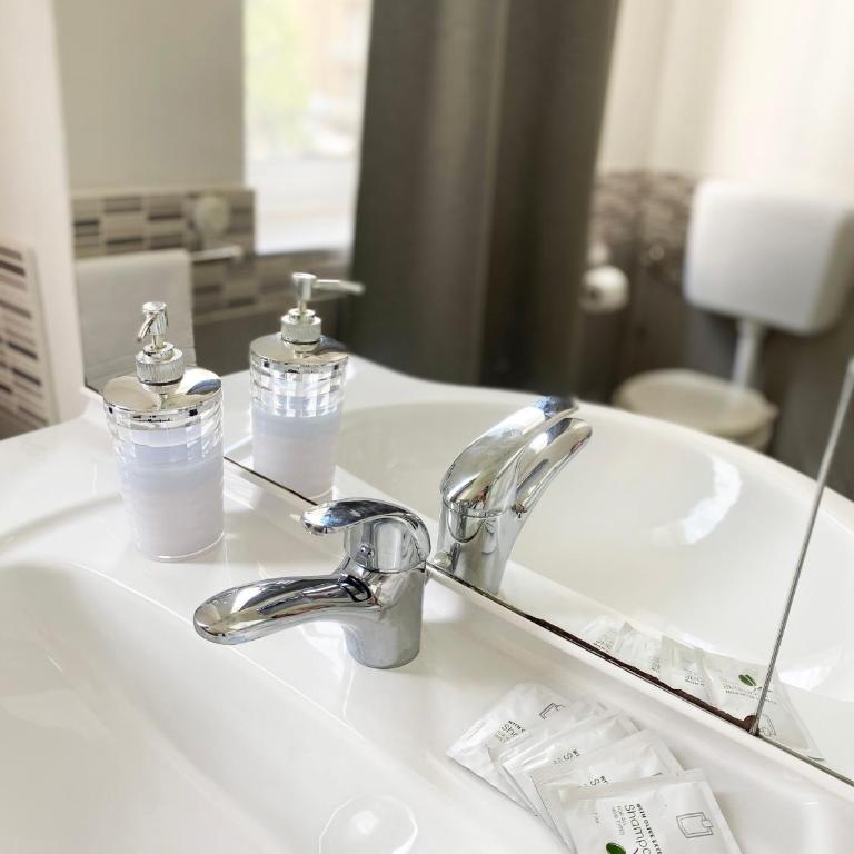 EASYROOMS ONE - Camera Matrimoniale con Bagno Privato Esterno - 4