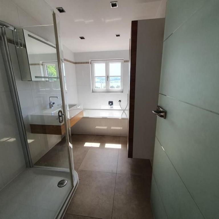 Exklusive Ferienwohnung LAKEVIEW in Bestlage Mattsee, beschattbare Dachterrasse mit Panoramablick über den See - Apartment mit 2 Schlafzimmern - 32