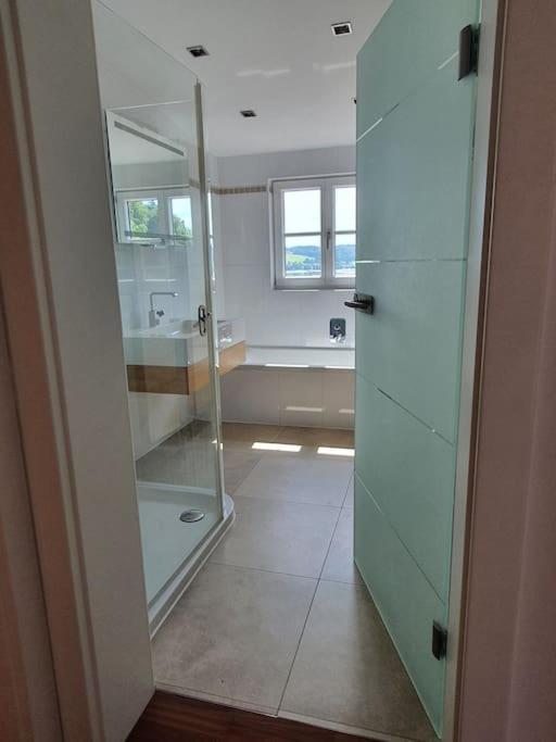 Exklusive Ferienwohnung LAKEVIEW in Bestlage Mattsee, beschattbare Dachterrasse mit Panoramablick über den See - Apartment mit 2 Schlafzimmern - 31