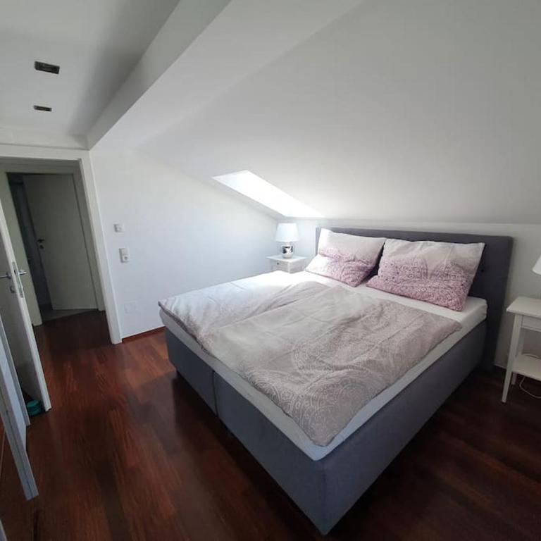 Exklusive Ferienwohnung LAKEVIEW in Bestlage Mattsee, beschattbare Dachterrasse mit Panoramablick über den See - Apartment mit 2 Schlafzimmern - 18