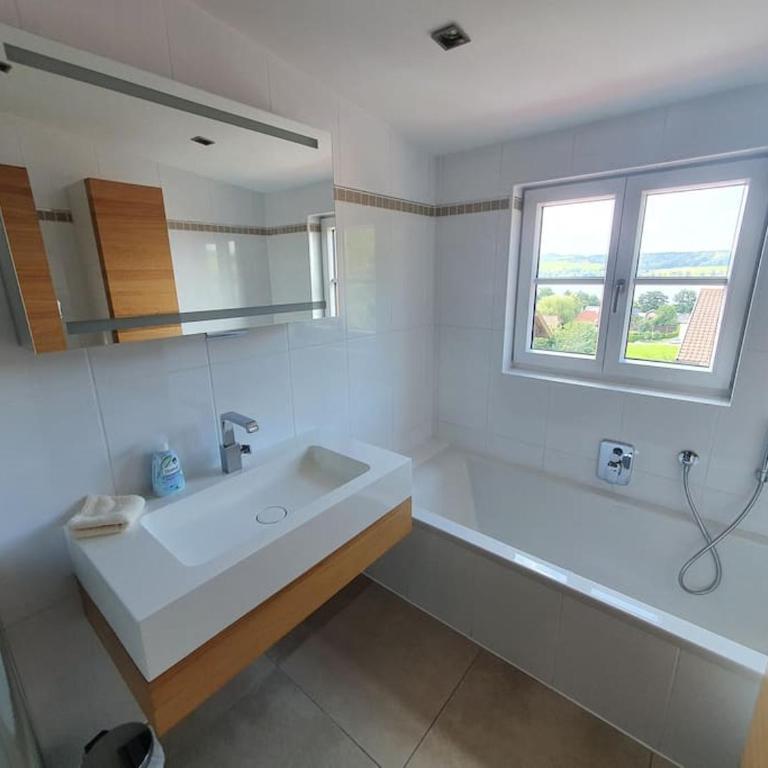 Exklusive Ferienwohnung LAKEVIEW in Bestlage Mattsee, beschattbare Dachterrasse mit Panoramablick über den See - Apartment mit 2 Schlafzimmern - 30