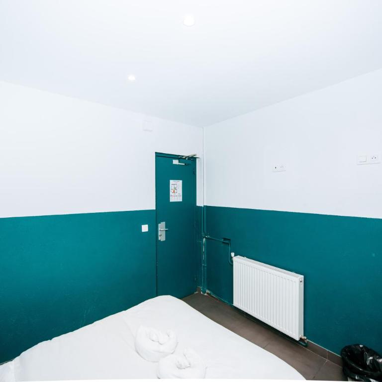Hotel De La Poste - Chambre Simple avec Salle de Bains Commune - 6