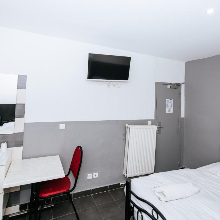 Hotel De La Poste - Chambre Triple avec Salle de Bains Commune - 8