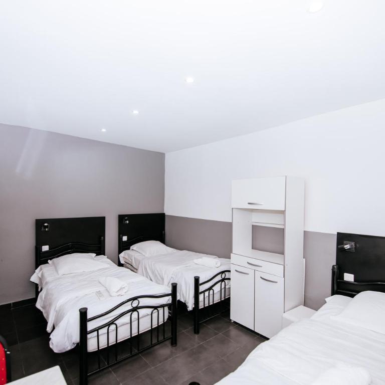 Hotel De La Poste - Chambre Triple avec Salle de Bains Commune - 6
