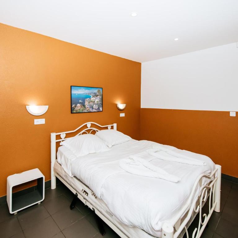 Hotel De La Poste - Chambre Simple avec Salle de Bains Commune - 2