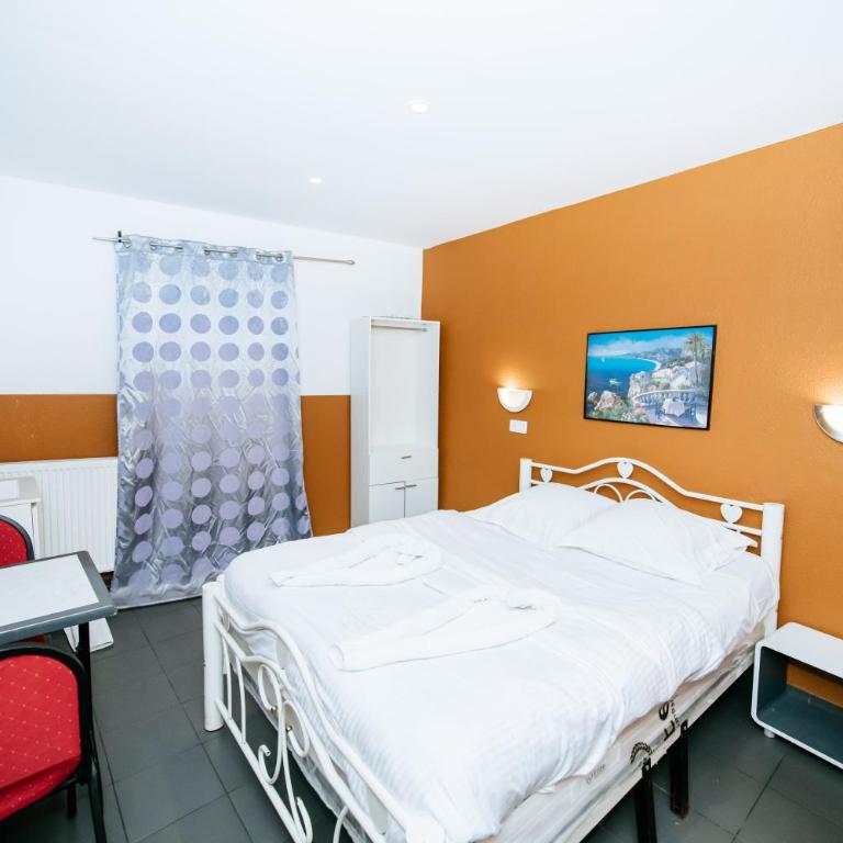 Hotel De La Poste - Chambre Simple avec Salle de Bains Commune - 1