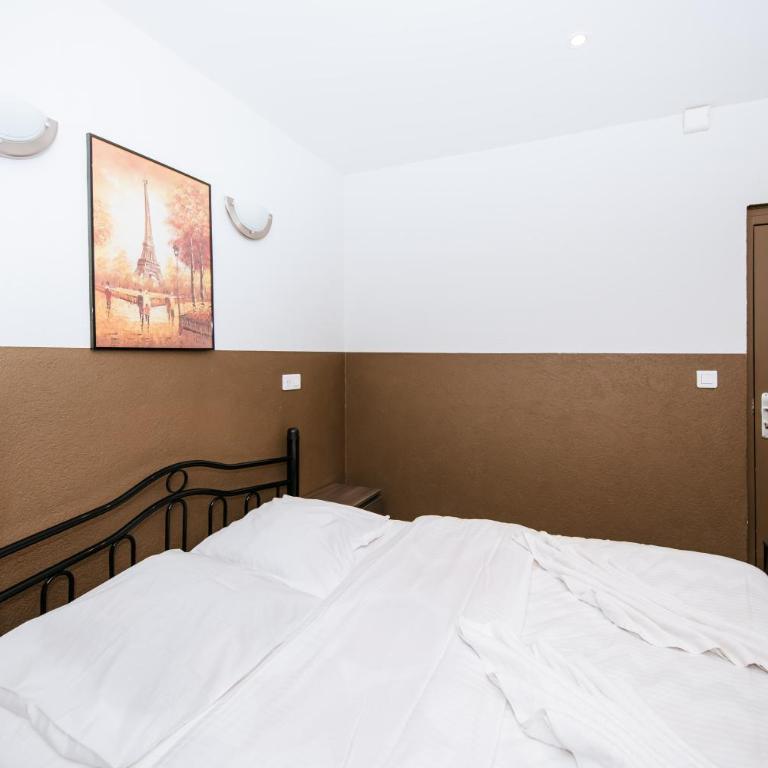 Hotel De La Poste - Chambre Double Standard avec Salle de Bains Commune - 10