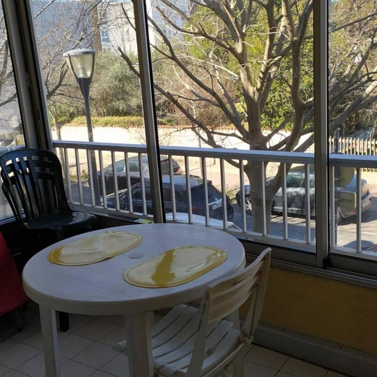 Appartement F2 avec loggia fermée et cuisine équipée, proche des thermes de Balaruc-les-Bains - FR-1-680-39 - Apartment - 8