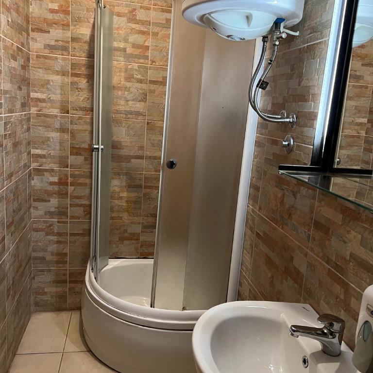 Hostel Fair and Square - Dvokrevetna Soba sa Bračnim Krevetom i Sopstvenim Kupatilom - 2