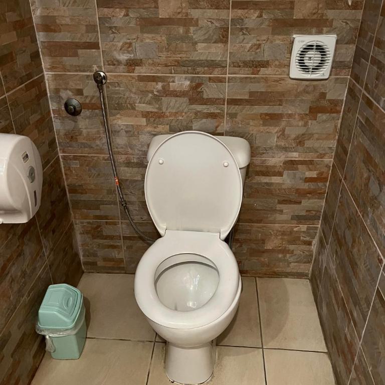 Hostel Fair and Square - Dvokrevetna Soba sa Bračnim Krevetom i Sopstvenim Kupatilom - 4