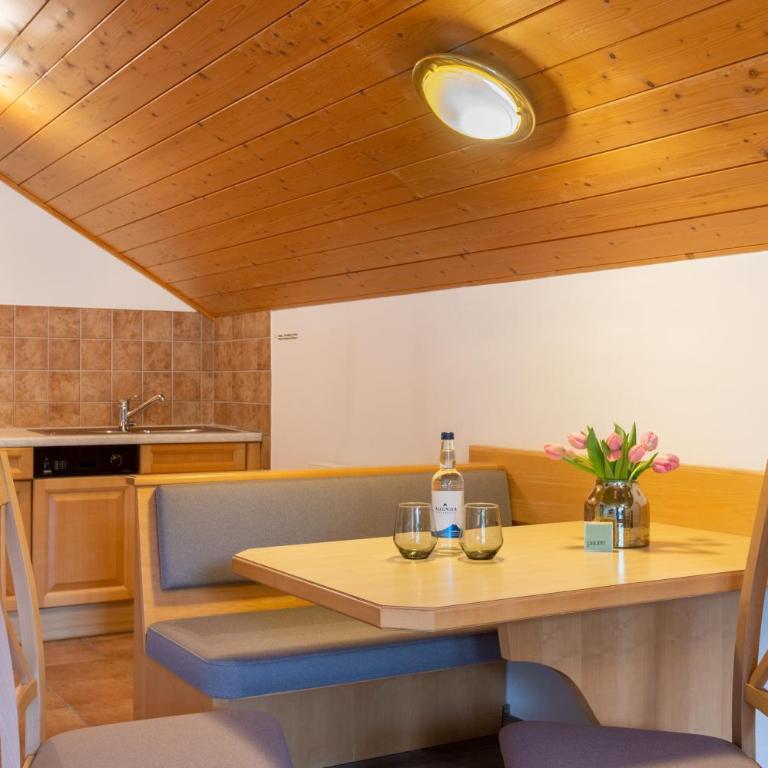 Hartungs Hoteldorf - Familienzimmer mit Küchenzeile - 7