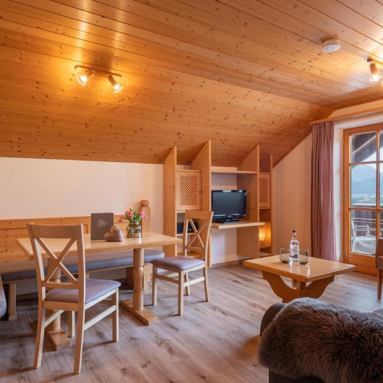Hartungs Hoteldorf - Familienzimmer mit Küchenzeile - 8