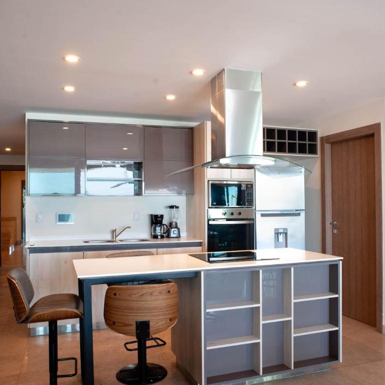 Stylish Apt. w/ Rooftop, Infinity Pool & Sea View - Two-Bedroom Apartment - 10
