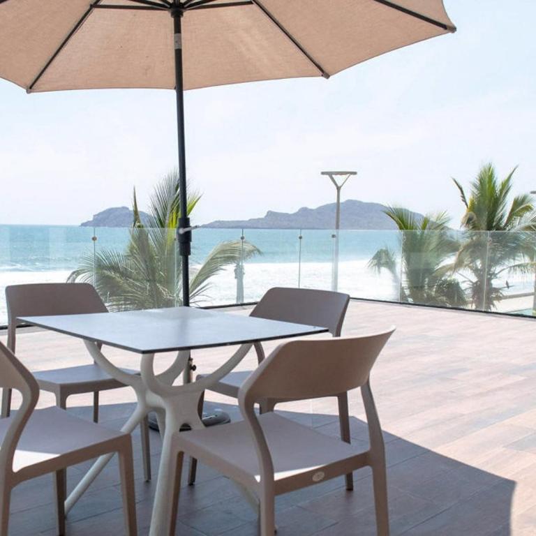 Terraza con vista al mar y a atardeceres - Two-Bedroom Apartment - 2