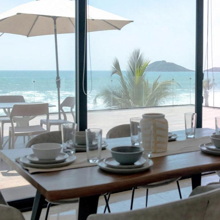 Terraza con vista al mar y a atardeceres - Two-Bedroom Apartment - 14