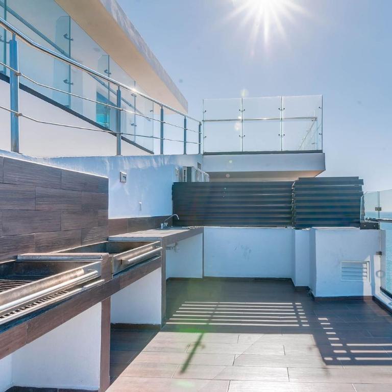 Terraza con vista al mar y a atardeceres - Two-Bedroom Apartment - 23
