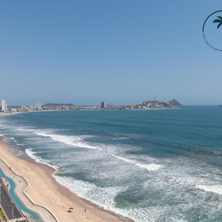 Terraza con Vista al Mar, BBQ y Piscina - Two-Bedroom Apartment - 23