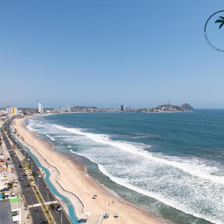 Terraza con Vista al Mar, BBQ y Piscina - Two-Bedroom Apartment - 26