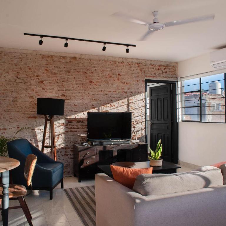 Cozy Apt. w/ Private Balcony & Great Lighting- Romanita 1 - One-Bedroom Apartment - 9