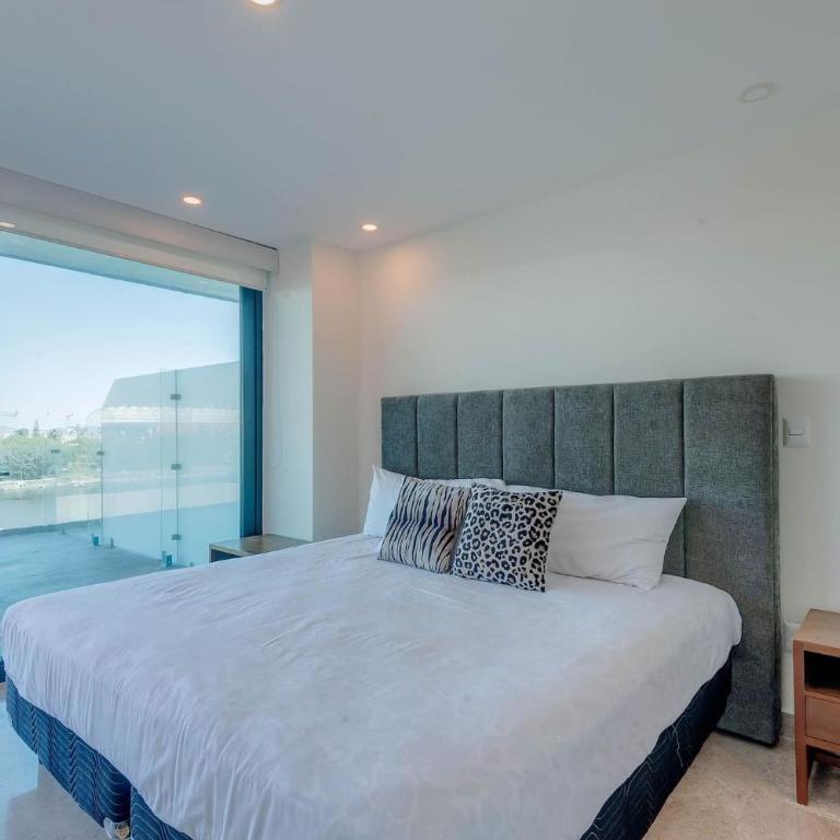 Hermosa terraza con vista a la laguna! - Two-Bedroom Apartment - 4