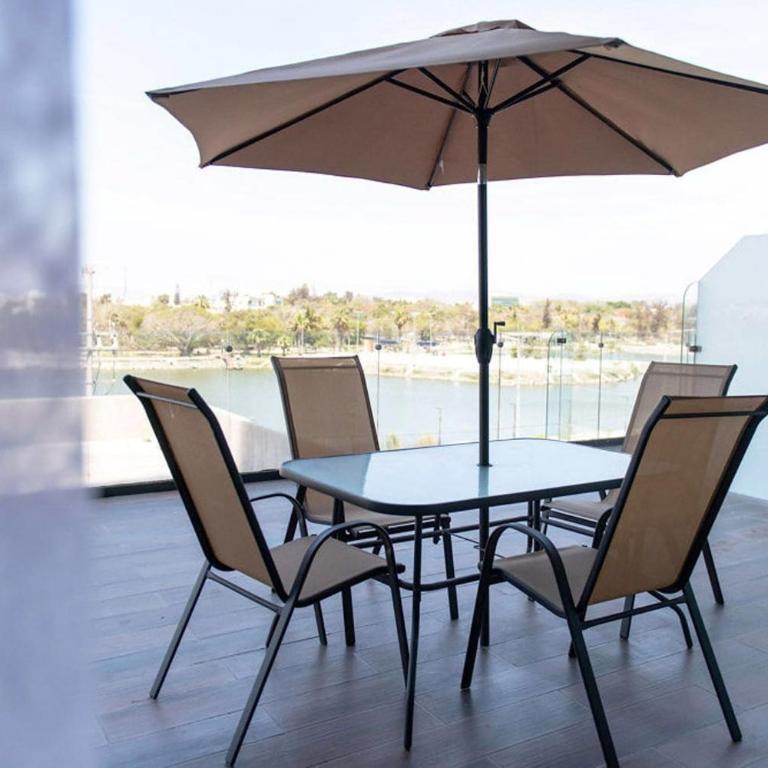 Hermosa terraza con vista a la laguna! - Two-Bedroom Apartment - 7