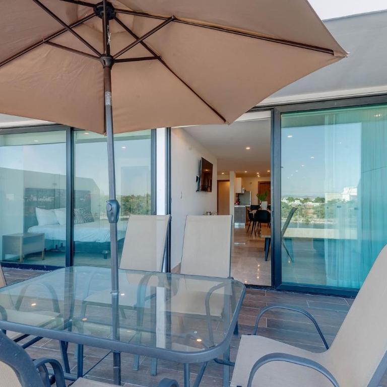 Hermosa terraza con vista a la laguna! - Two-Bedroom Apartment - 8