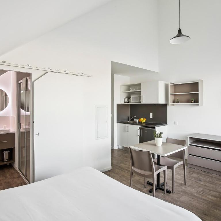 All Suites Appart Hôtel - Dunkerque Centre - Studio Supérieur (Lit Double et Canapé-Lit Simple) avec Vue - 4