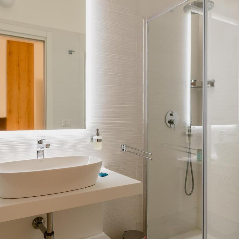 Lo Studio di viale Lo Re camere & caffe’ - Camera Matrimoniale con Bagno Privato - 4