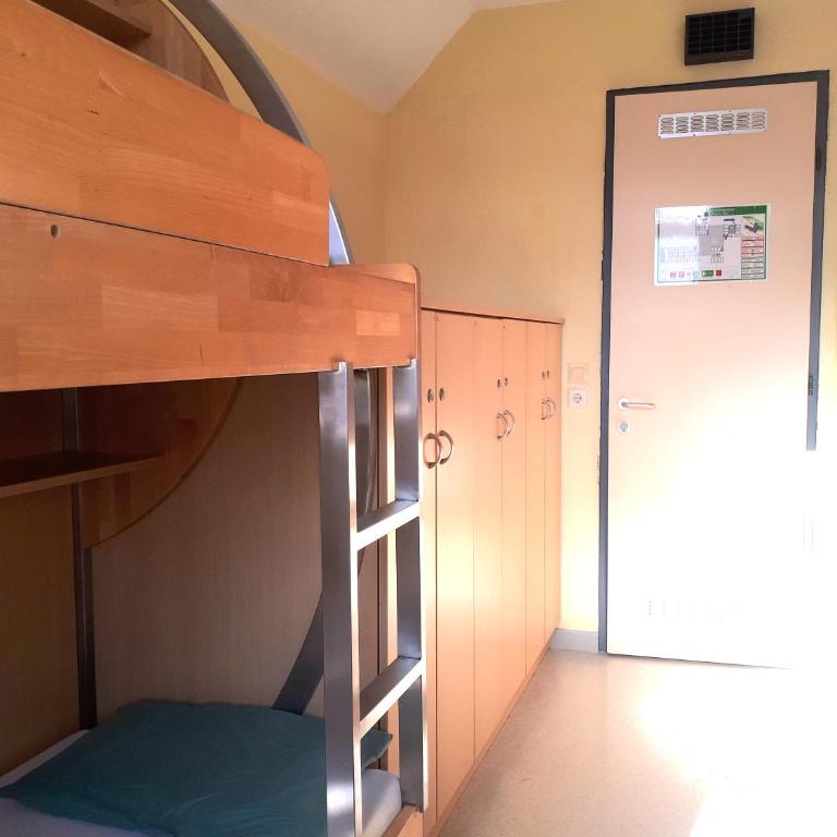 Jugendherberge Innsbruck - Youth Hostel - Bett im gemischten 6-Bett-Schlafsaal - 9