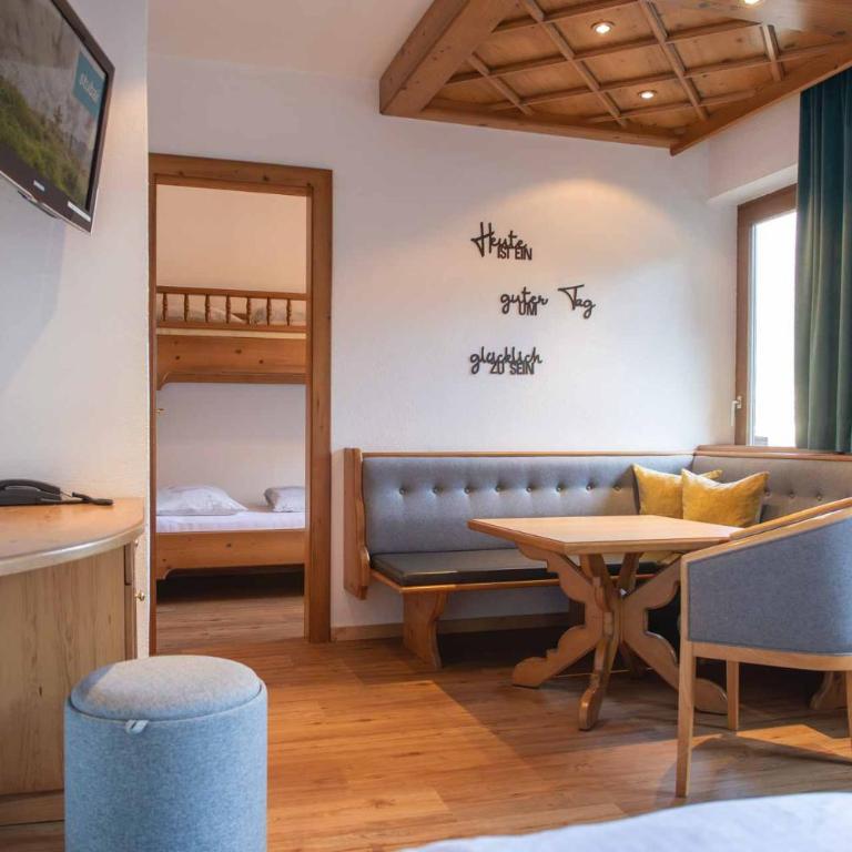 Familien- & Vitalhotel Auenhof - Familiensuite mit Balkon - 2