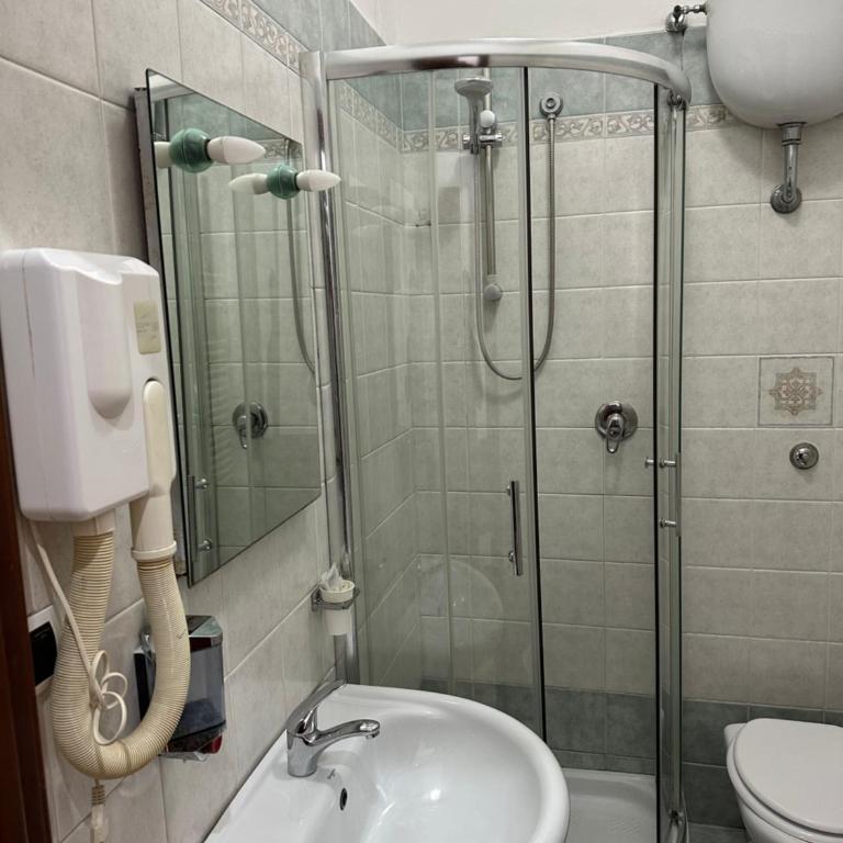 TERMINI STAR - Camera Tripla con Bagno Privato - 2