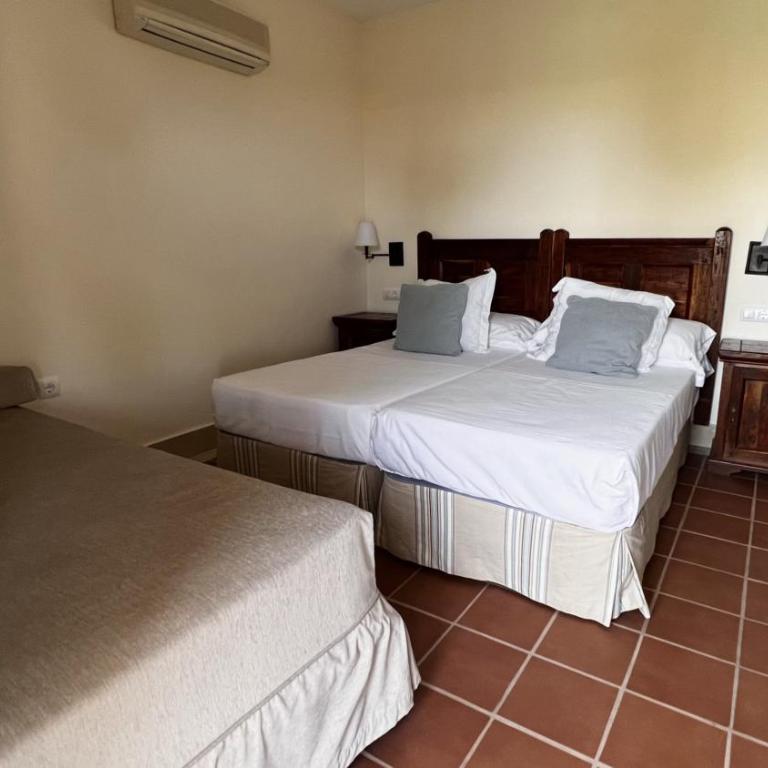 Hotel Sindhura - Habitación Triple con balcón - 8