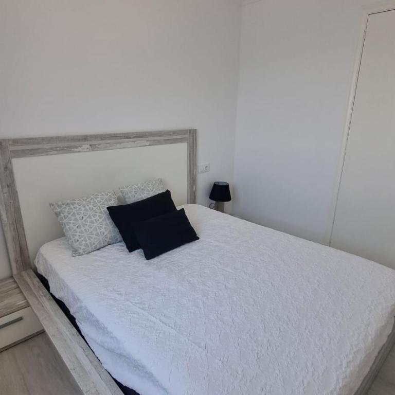 Seaside Apartment Sleeps 6 with Balcony - Apartamento - 9