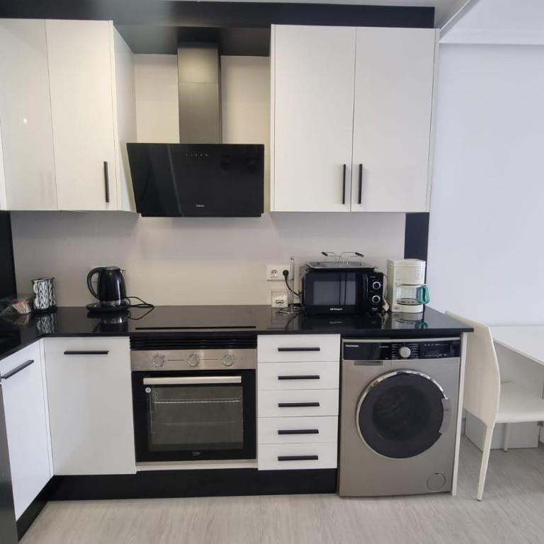 Seaside Apartment Sleeps 6 with Balcony - Apartamento - 5