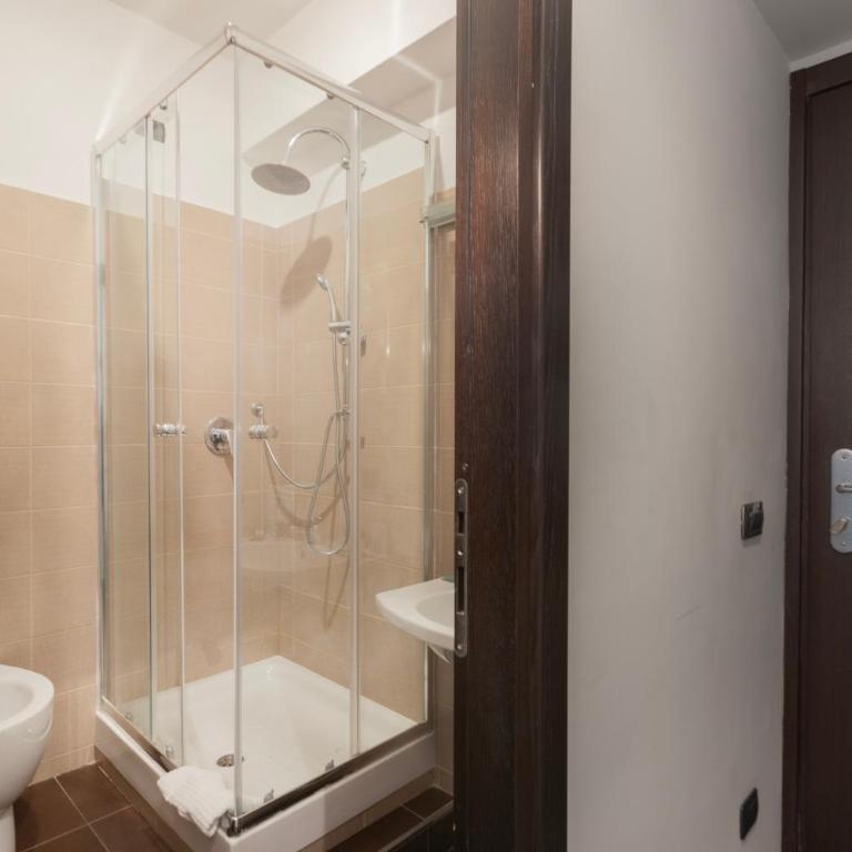 Cloud 9 Hotel - Camera Matrimoniale con Bagno Privato - 24