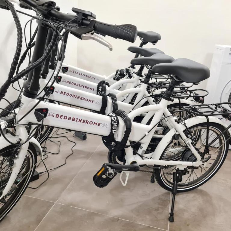 Bed&BikeRome GIULIO CESARE - Camera Doppia con Letti Singoli con Bagno Privato - 14