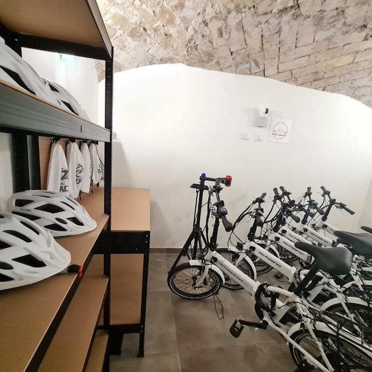 Bed&BikeRome GIULIO CESARE - Camera Doppia con Letti Singoli con Bagno Privato - 13