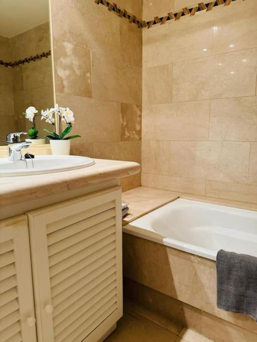 Magna Marbella 2 Bed apt with speacular sea views - Apartamento de 2 dormitorios - 19