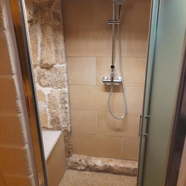 DOMUS CESARE - dimora storica totalmente in pietra nel cuore del centro storico con cabina doccia pietra in camera e zona relax esterna-historic residence entirely made of stone in the heart of the historic center with stone shower cabin in the room - Casa Vacanze - 12