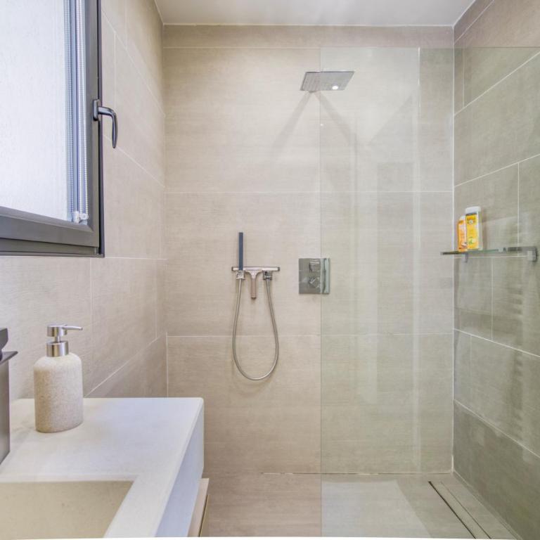 SUITE 20m2 DANS VILLA PISCINE JACUZZI - Chambre Double - Vue sur Piscine - 16