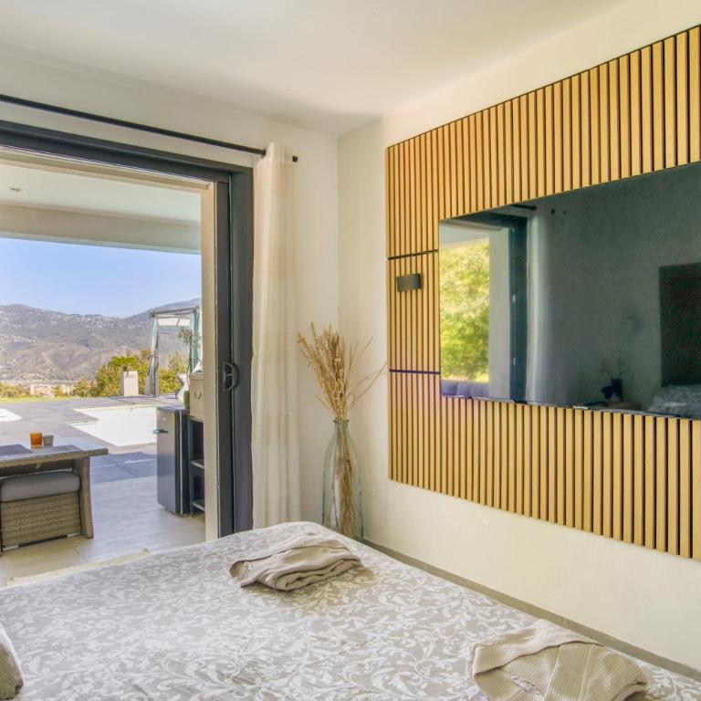 SUITE 20m2 DANS VILLA PISCINE JACUZZI - Chambre Double - Vue sur Piscine - 10