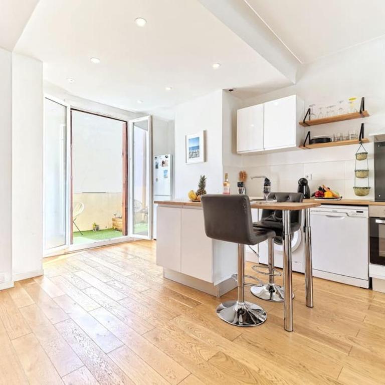 CENTRE VILLE-GRAND APPARTEMENT DE 50 M2 - COSY AVEC TERRASSE -Wifi - Appartement 1 Chambre - 3