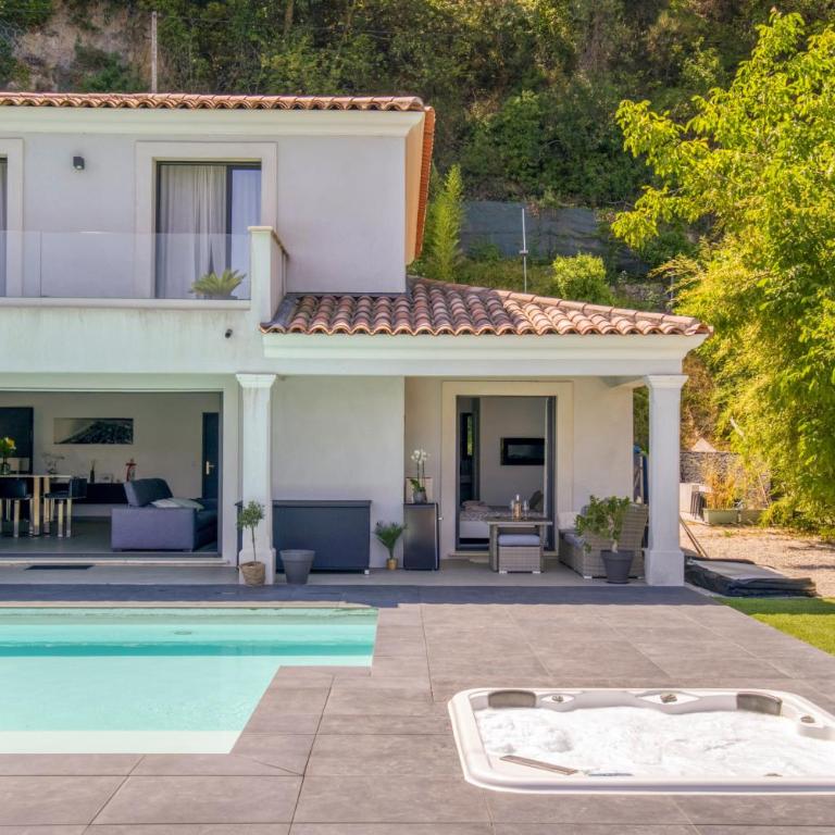 SUITE 20m2 DANS VILLA PISCINE JACUZZI - Chambre Double - Vue sur Piscine - 33