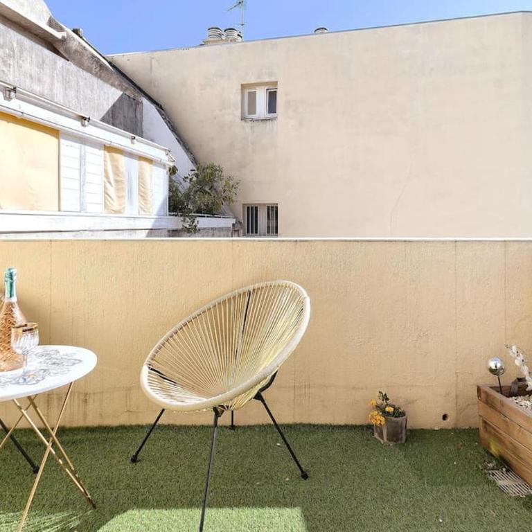 CENTRE VILLE-GRAND APPARTEMENT DE 50 M2 - COSY AVEC TERRASSE -Wifi - Appartement 1 Chambre - 25