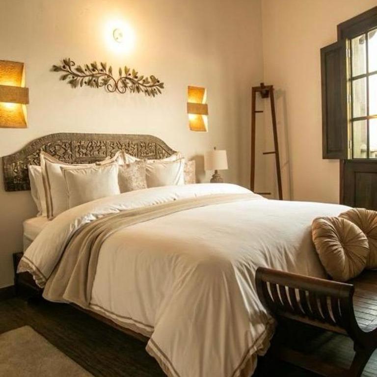 Santa Lucía Casa Hotel - Habitación con cama grande y balcón - 9